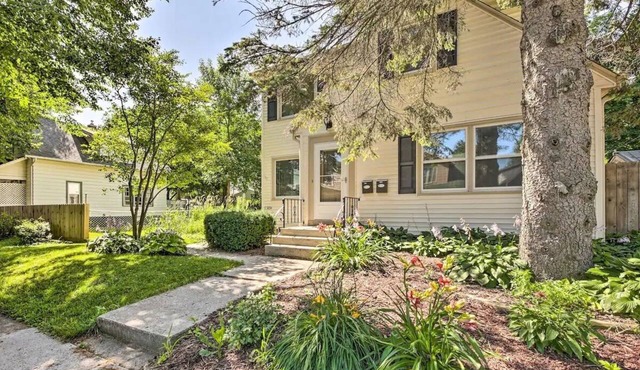 Logan Ave Holiday House - Upper