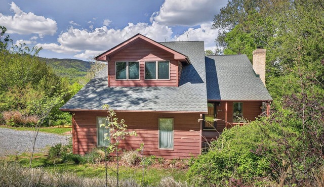 Lone Bear Cabin: EV, River Access, Mountain Views, Fireplace, Hot Tub