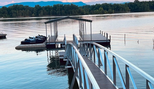 Lone Oak Lakehouse- Luxury, Lakefront, Firepit, Hot Tub, Kayaks