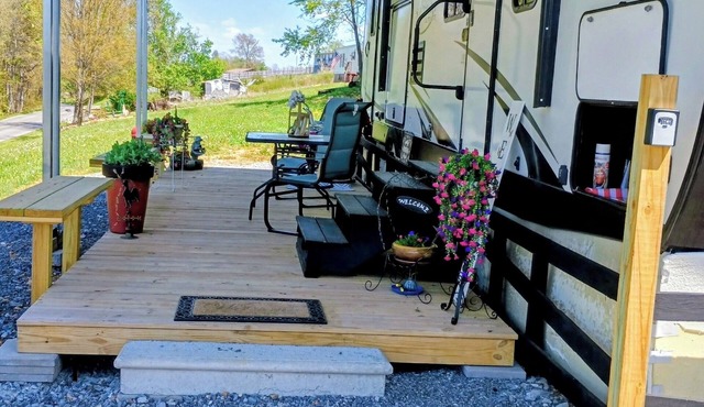 Lovely 1-bedroom RV/Camper with AC/Heat in Chuckey. Paws-friendly-20 lb limit