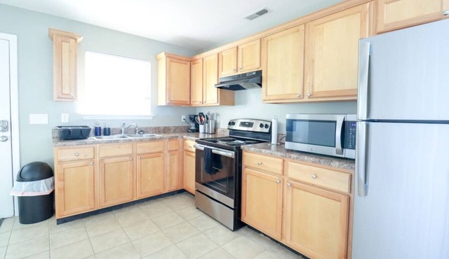 Lovely 2 - Bedroom with Parking