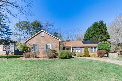 Lovely Charlotte Home w/Yard: 9 Mi to Uptown!