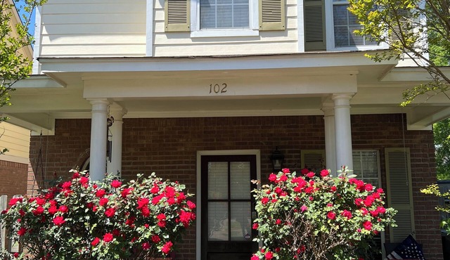Lovely home in good location just few minutes to OleMiss and downtown.