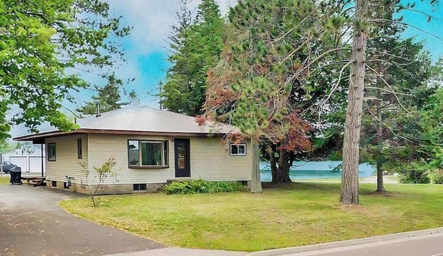 Lovely home with Mercer Lake view, patio, full kitchen, on trail 17