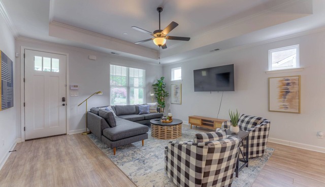 Lrg NEW lux home near DT&Midtown, 6 bds, pingpong!