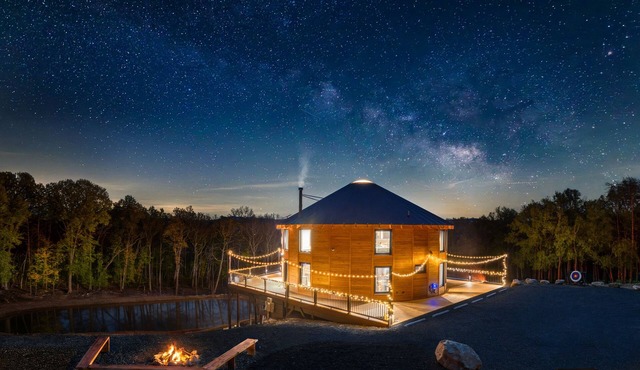 Luray Yurt~World's Largest Yurt~Sleeps 16~Hot Tub~Sauna~Pond~Pet Friendly~Arcade