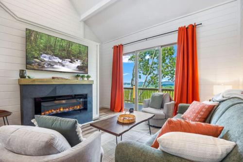 Lux Cabin Lake Views, EV Charger, Game Room!