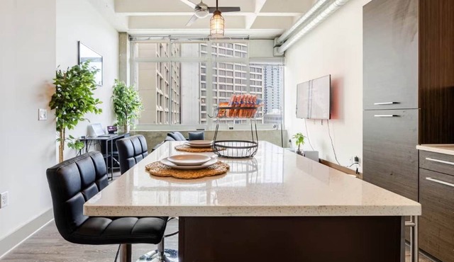 LUXE 1BR w City View | 8min to MAJOR INTERNATIONAL SPORTING EVENT | Free Parking