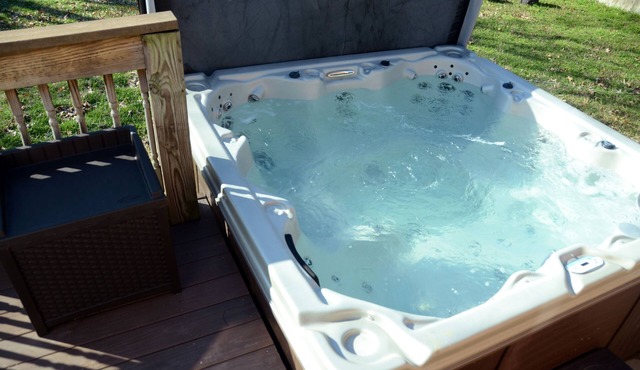 Luxe 4BR 2BA Getaway w/Large Hot Tub & Private Backyard 10mins from Downtown