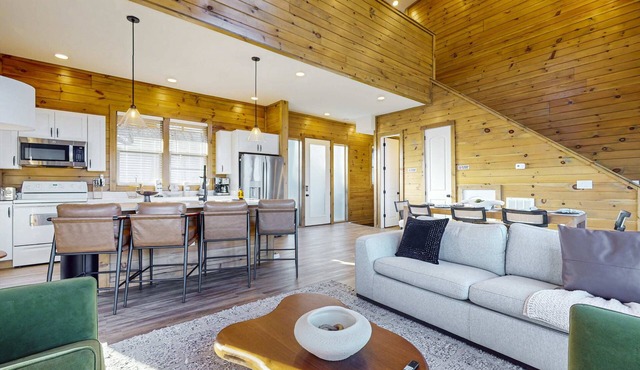 Luxe Lakefront Home, Sleeps 8・Private Pool・Hot Tub