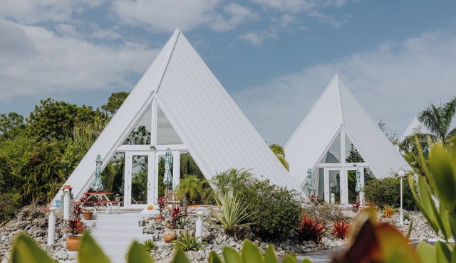 Luxor Pyramid – Tropical Paradise in Fort Myers