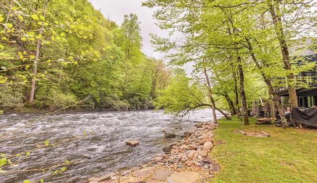 Luxurious Nantahala River Front 5-bedroom home located in the Nantahala Gorge