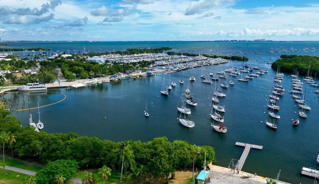 Luxury 2/2 Condo with balcony in Coconut Grove