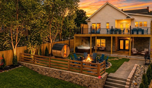 Luxury Bourbon Trail Retreat-Speakeasy, Hot Tub, Sauna, Dogs OK, EV, Sleeps 12