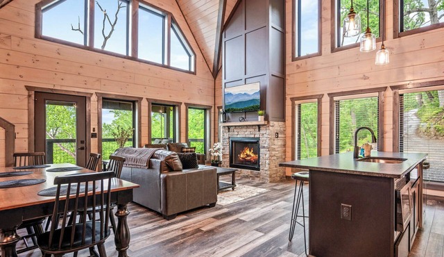 Luxury Cabin, Very secluded, Close to Downtown Gatlinburg! Attraction Tickets