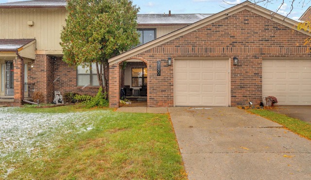 Luxury Cityside Retreat 5 minutes from Downtown Detroit Attached Garage