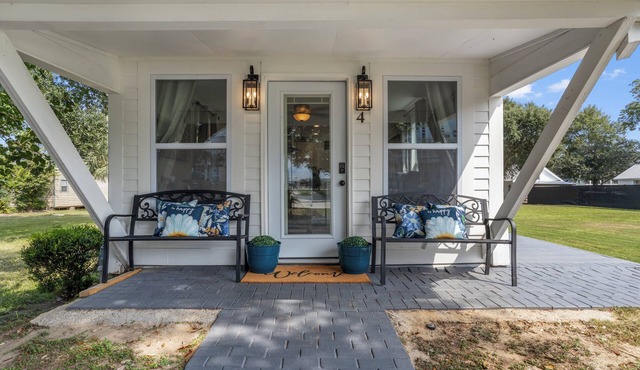 Luxury Cottage Directly Across From the Beach Hot Tub Center of Downtown-Private