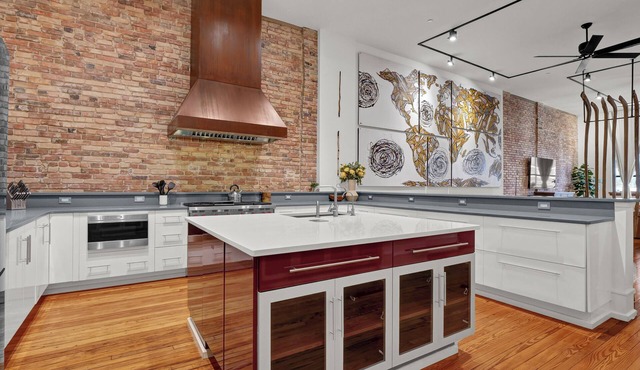 Luxury Downtown 2BR/2BA Penthouse with Two Suites, Pool Table & Jacuzzi Tub