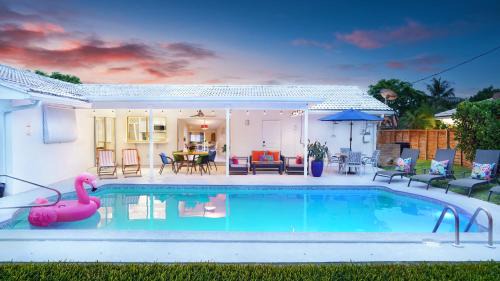 Luxury Home | Heated Pool Walk to BEACH BBQ EV Fast WIFI Golf Simulator