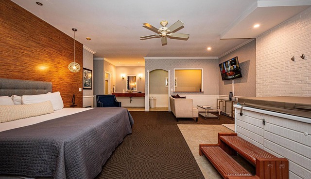 Luxury Hot tub Suite w/In-Room Hot Tub & King Bed 1BR, 1BA