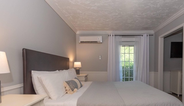 Luxury Hot tub Suite w/In-Room Hot Tub & King Bed 1BR, 1BA