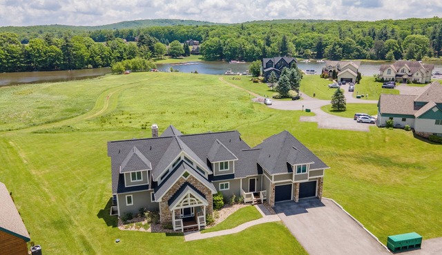 Luxury Lodge w/Lake Access, Hot Tub & Games