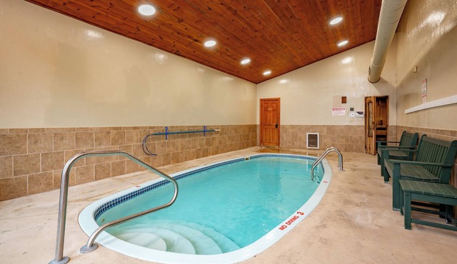 Luxury Mountain Chalet w/Pool, Sauna & Hot Tub