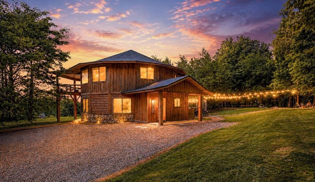 Luxury Mountain Retreat Near Asheville | Hot Tub, Barrel Sauna, Fire Pit & Su.