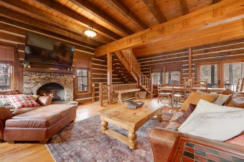 Luxury Mountain Retreat w/Hot Tub in Franklin!