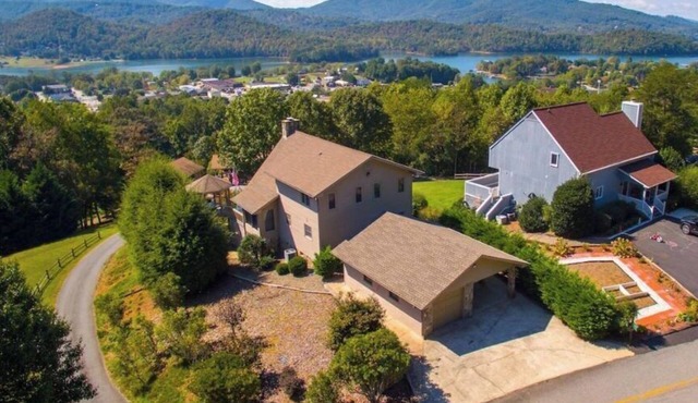 Luxury Mountaintop Views with Hot Tub - 1 min to town