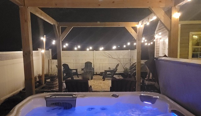 Luxury Shenandoah Farmhouse Hot Tub Fire Pit Sleeps 16 10 Min to Massanutten