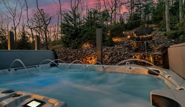🏡 Luxury Smoky Mountain Retreat | Mega Spa, Game Room & Stunning Views
