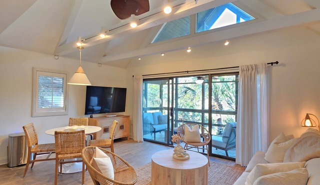 Luxury Top Floor Villa, Steps to private beach, Night Heron Park & The Nest