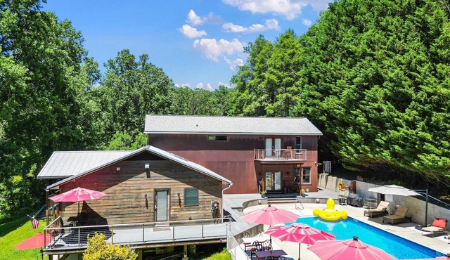 LUXURY USS UTOPIA ~ POOL ~ HOT-TUB ~ DTWN AVL 2M ~ WILDLIFE ~ RURAL