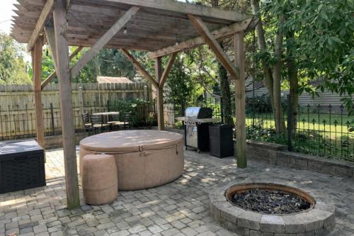 "Madison Manor I" by the River, Hot Tub, Downtown