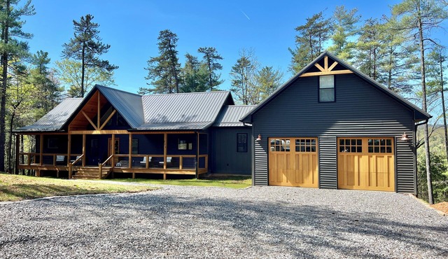 Magnolia in the Mountains - Luxury 5 bedroom, hot tub, cov decks, spacious, gated community