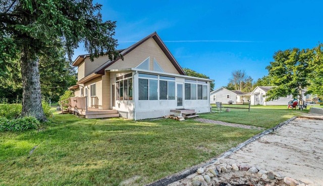 Marvelous 4-bedroom lake house in Gaylord with sunset views & private beach