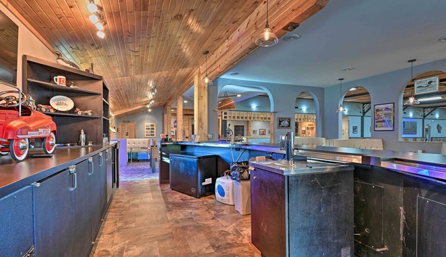 Massive Hatfield 'loon Lodge' w/Roller Rink
