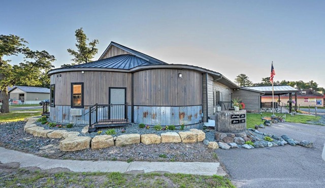 Massive Hatfield 'Loon Lodge' w/Roller Rink