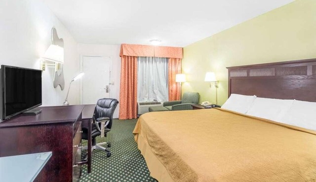 Maximum Comfort! With Seasonal Outdoor Pool, Free Parking, Pets are Welcome!