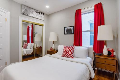 Mid-Century Marvel Steps from Restaurants Bars and Markets 3BR & 2BA