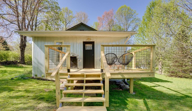 Mid-Century Modern Fayetteville Home Close to Town