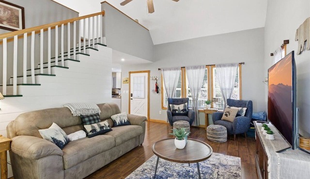 Middle of Everywhere by Beyond Expectations- Hot Tub, Pond & Smoky Retreat