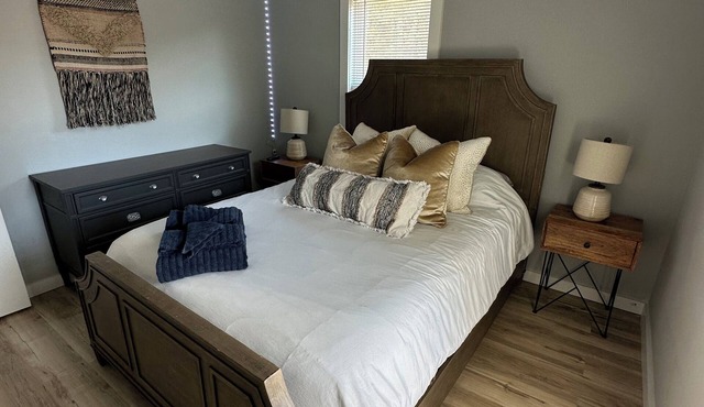 Mini gold and pool spacious 3 level floor home for 14 people
