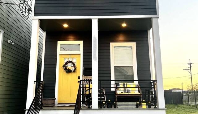 “Mini Magnolia”: Quiet 2 Story 3BR Home Near mid-city (No Pets/Animals)