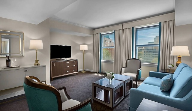 Minutes away from Missouri Botanical Garden! 3 Convenient Spaces! Parking, Pool!