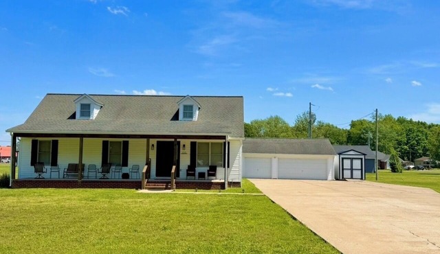 Minutes from KY Lake & close to town! Updated, clean, comfy, huge driveway!
