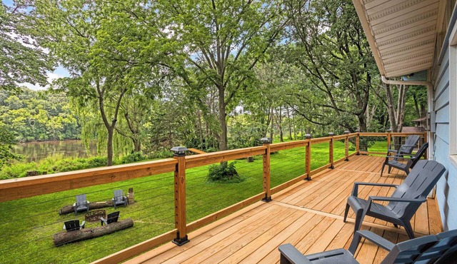 Mississippi Riverfront Retreat l Firepit, Deck & Pool Table