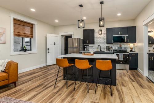 Modern 1BR Downtown Near Stone Face