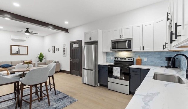Modern 2BR apartment with stylish kitchen, WIFI & FREE PARKING!